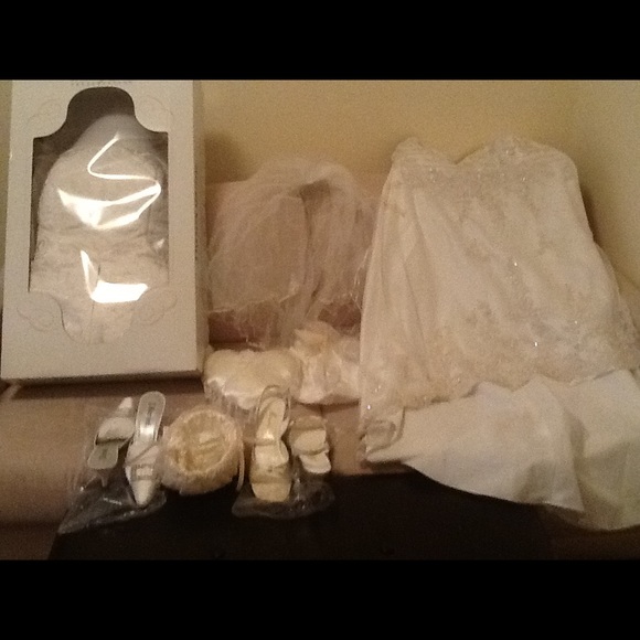 I have only worn them once. They are in great shape. - Picture 1 of 9